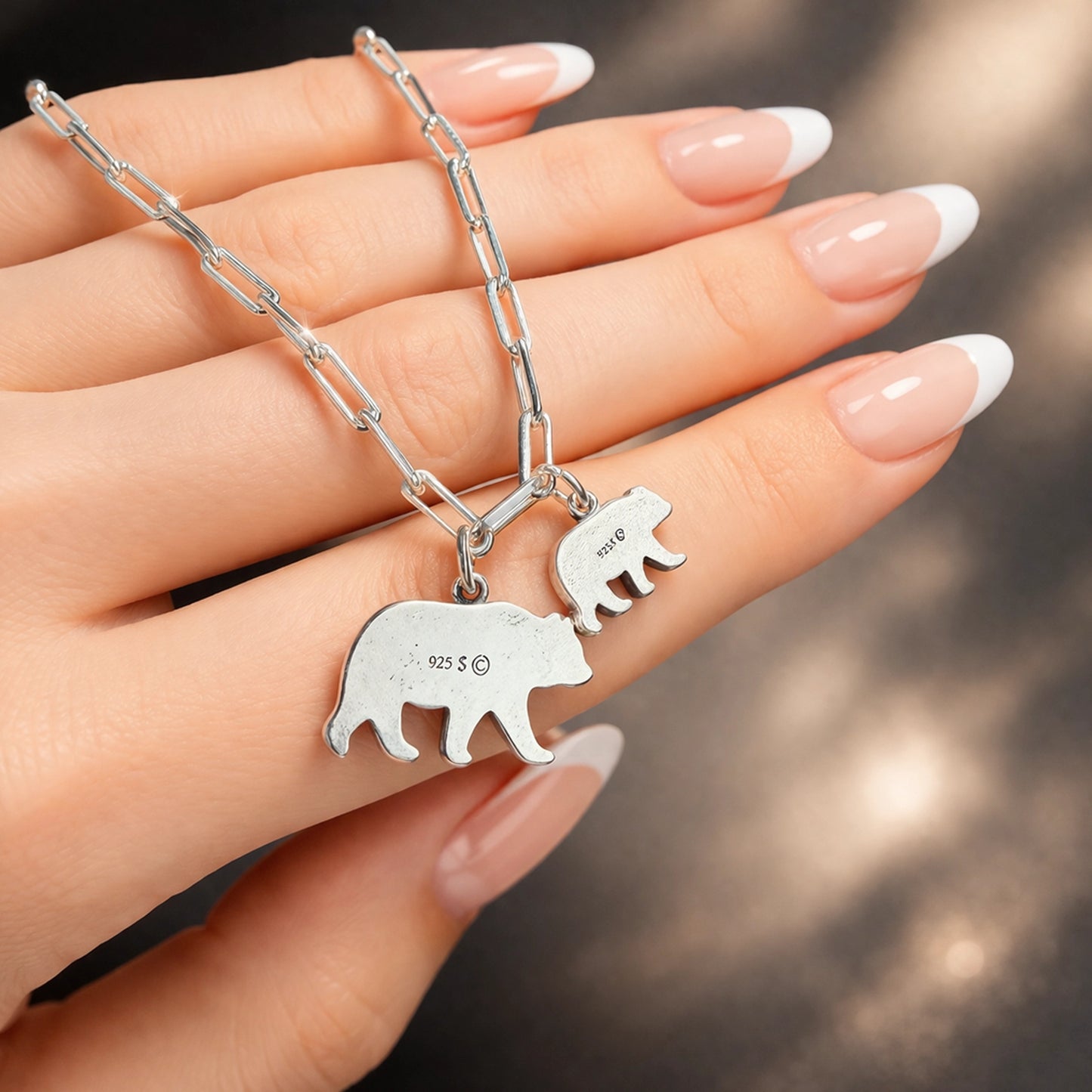 Collar con dije grabado de mamá y bebé oso en una elegante cadena con clip