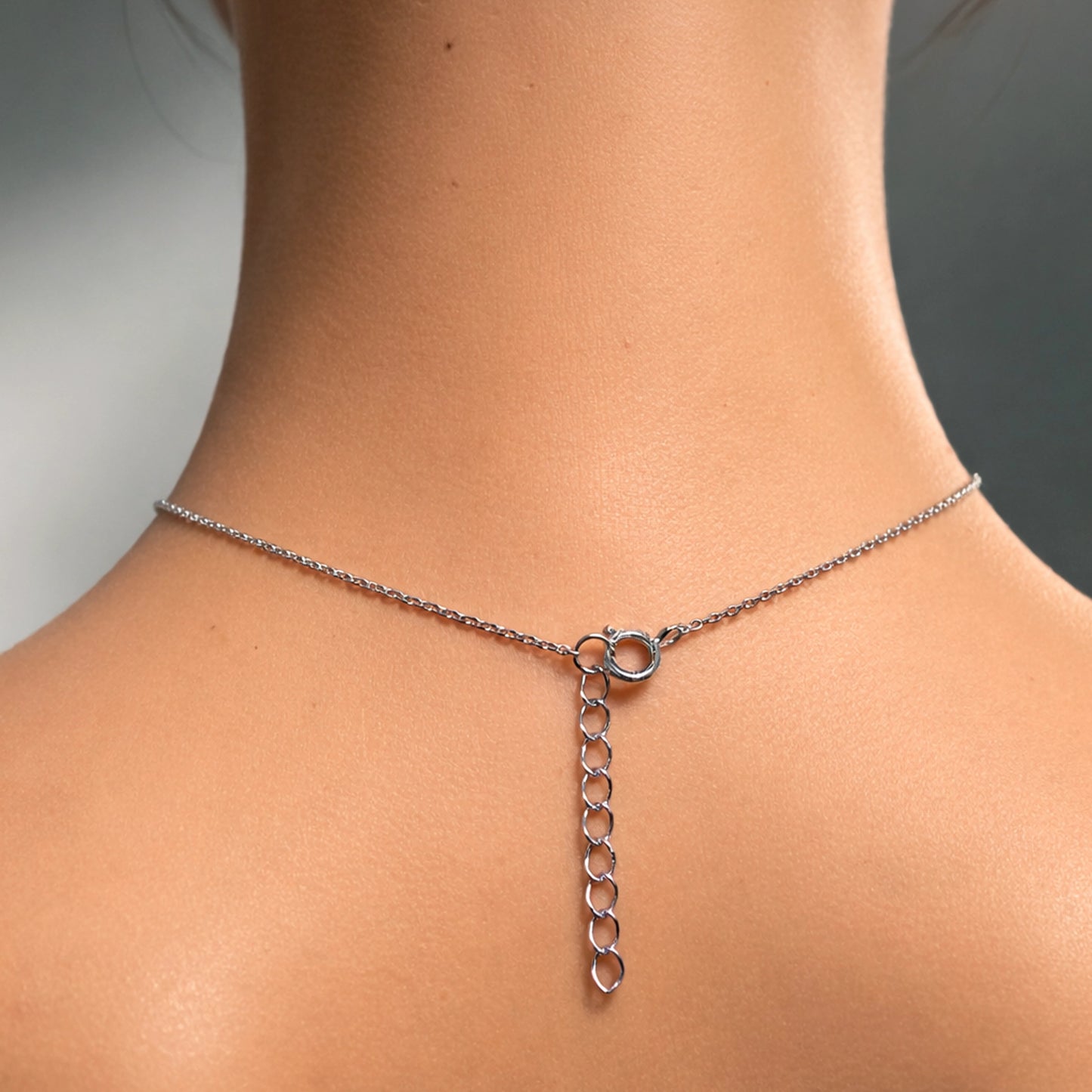 Collar de cruz lateral de plata de ley con circonitas