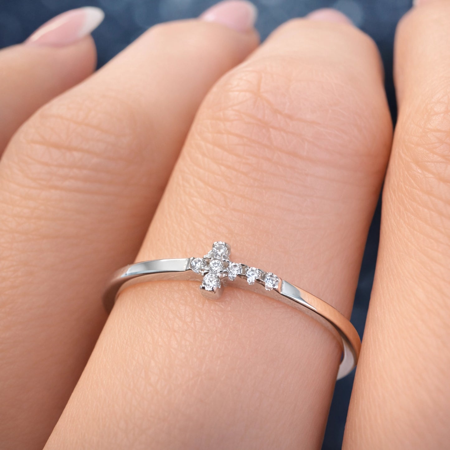 Anillo pequeño con cruz pavé lateral