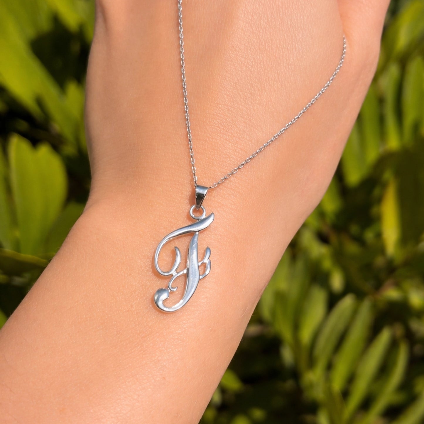 Collar con colgante de letra inicial grande