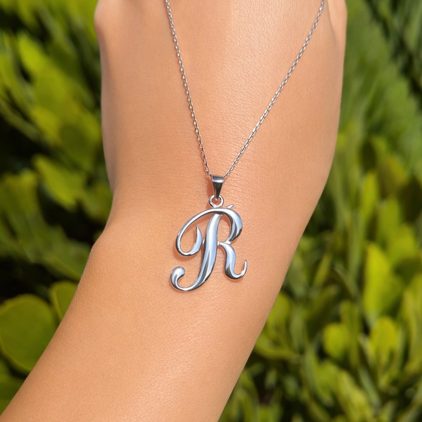 Collar con colgante de letra inicial grande