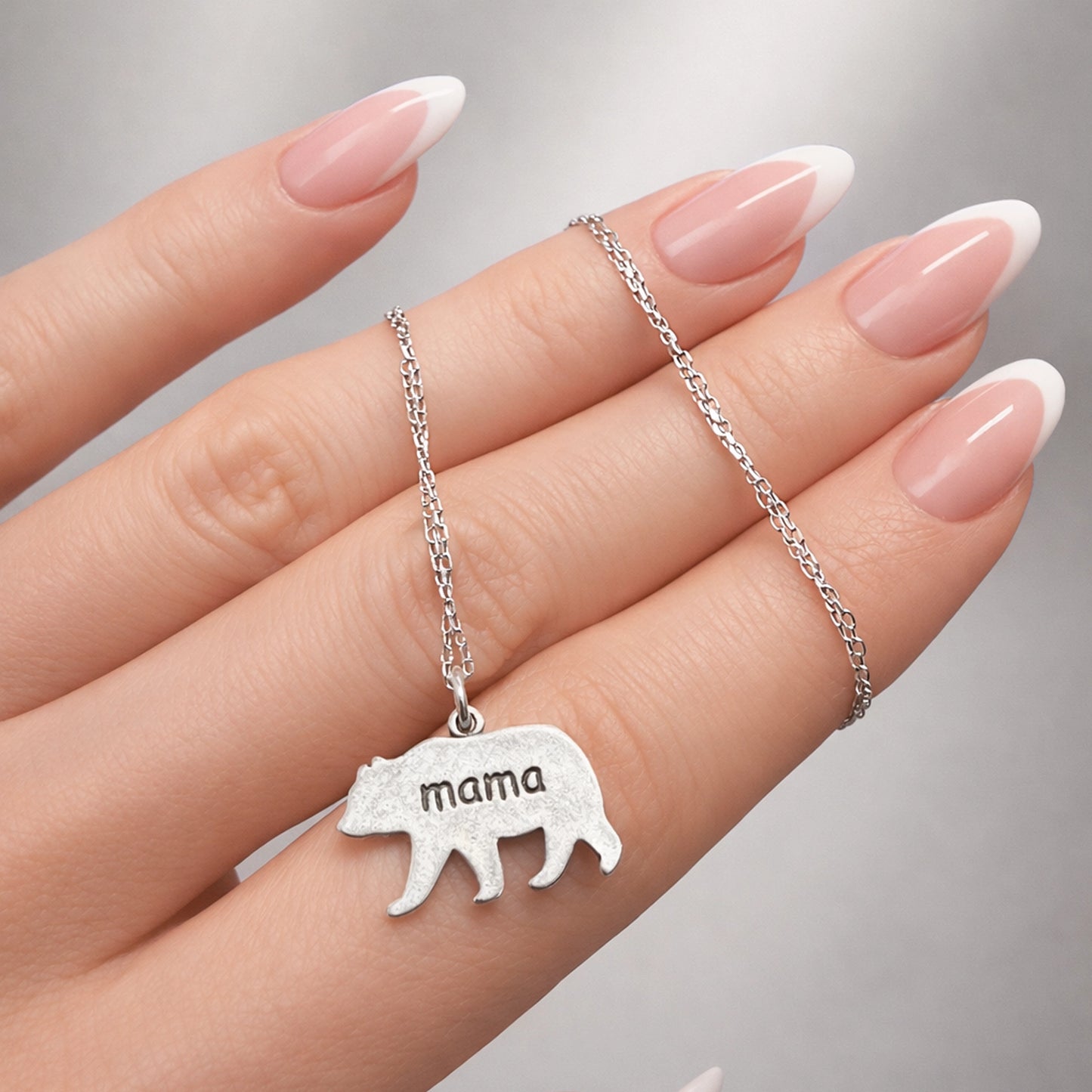 Collar con dije grabado de Mamá Osa