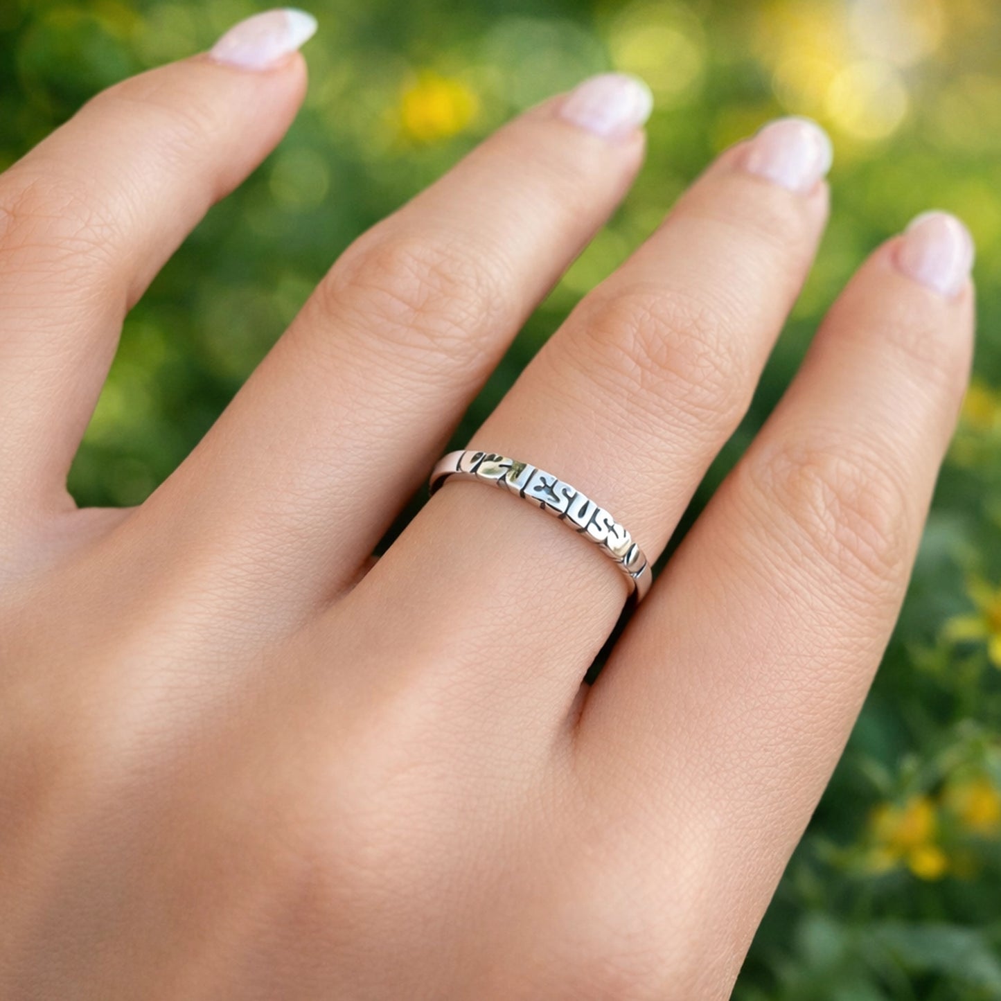 Conjunto de anillos cristianos con colgante del Sagrado Corazón de Jesús y anillo católico con el nombre de Jesús.