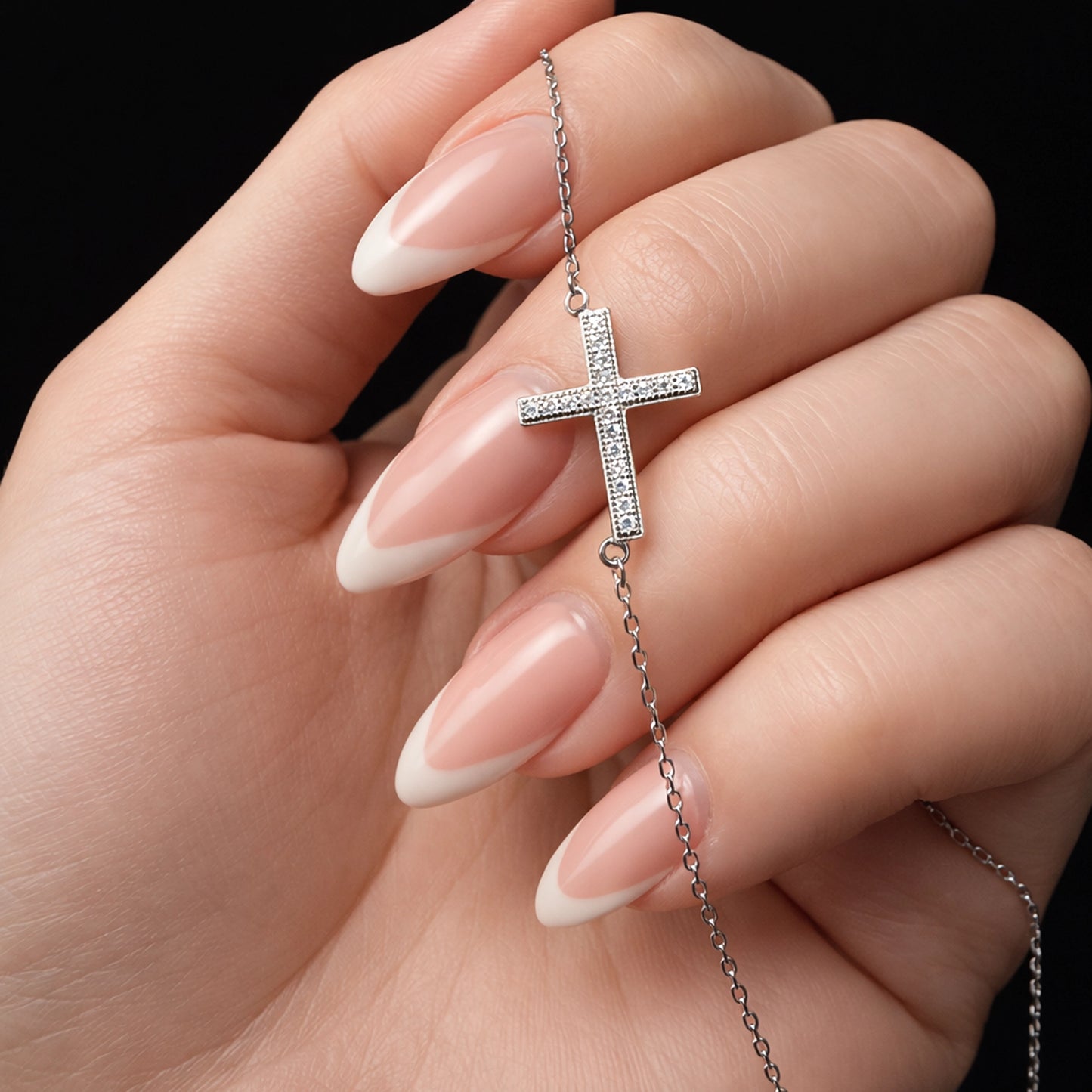 Collar de cruz lateral de plata de ley con circonitas