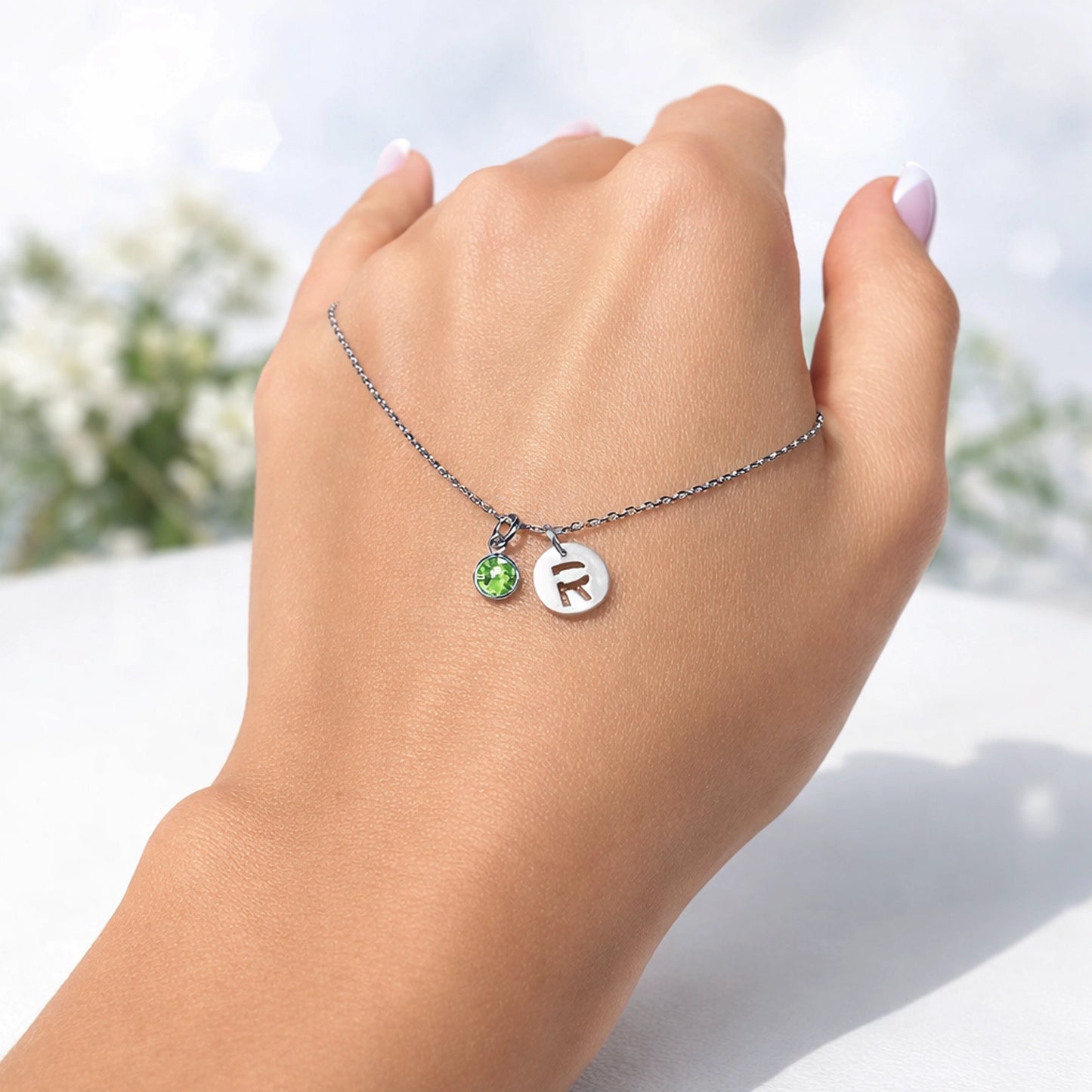 Collar solitario con piedra de nacimiento y dije de inicial redonda en plata de ley