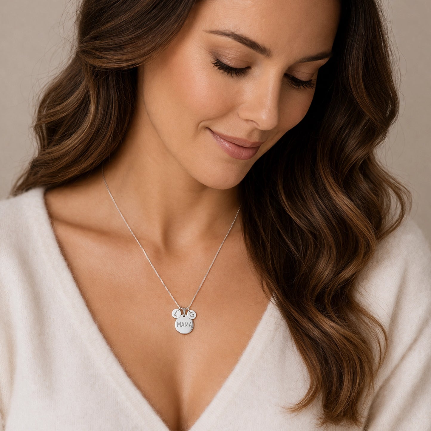 Collar redondo con dije grabado de la palabra "Mamá" y dije de inicial personalizado