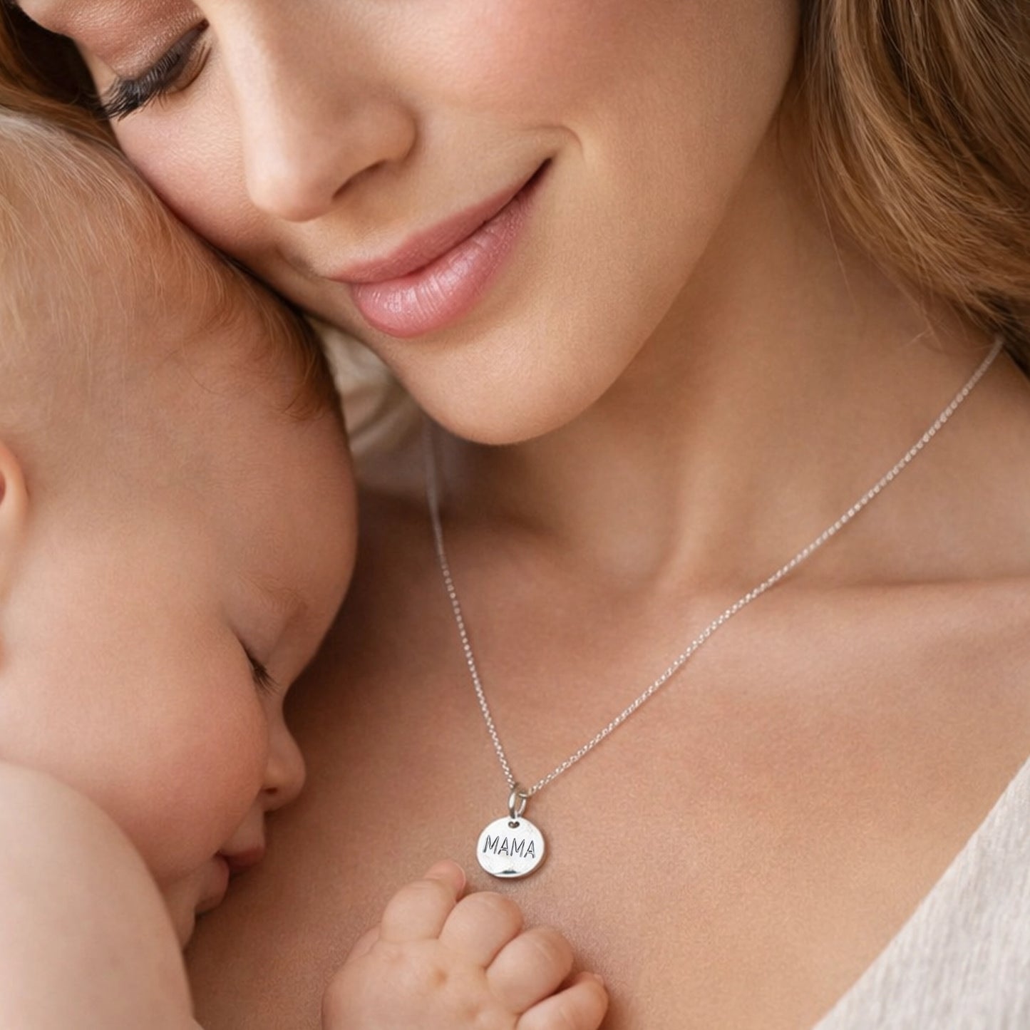 Collar redondo con dije grabado de la palabra "Mamá" y dije de inicial personalizado