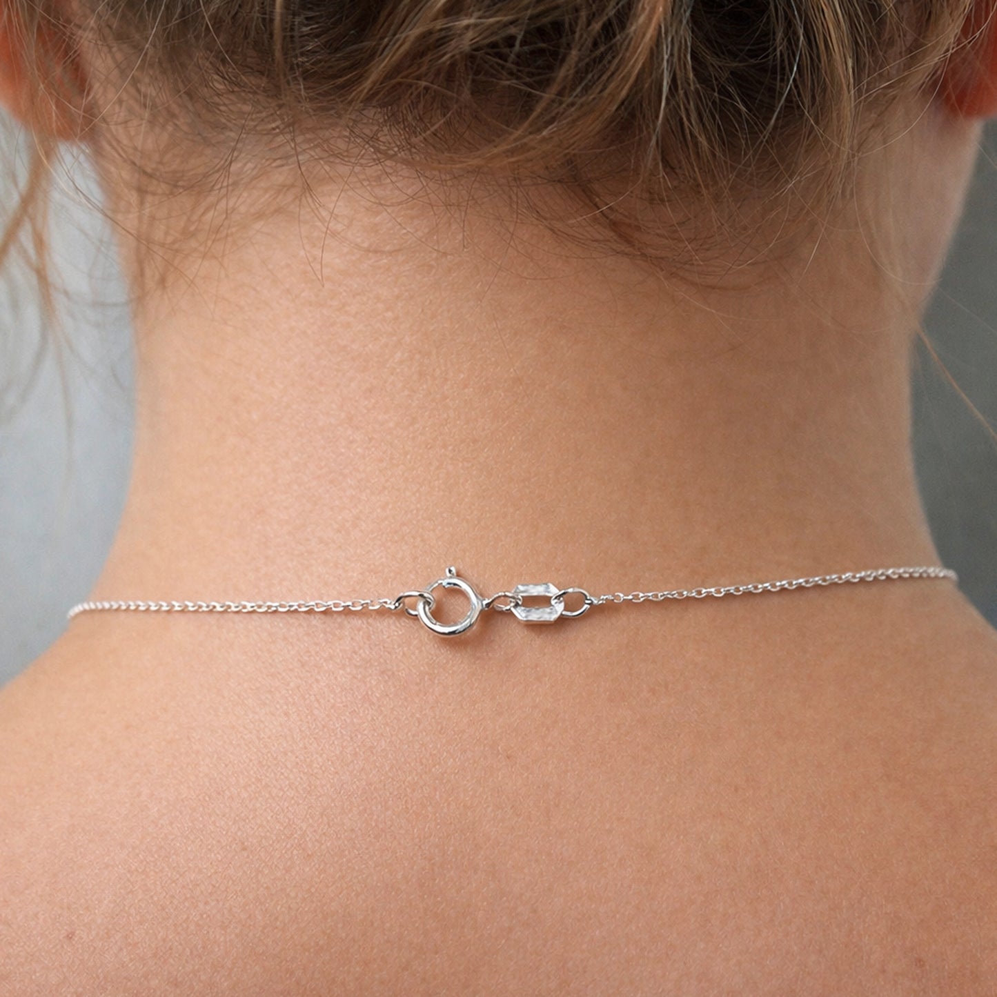 Collar redondo con dije grabado de la palabra "Mamá" y dije de inicial personalizado