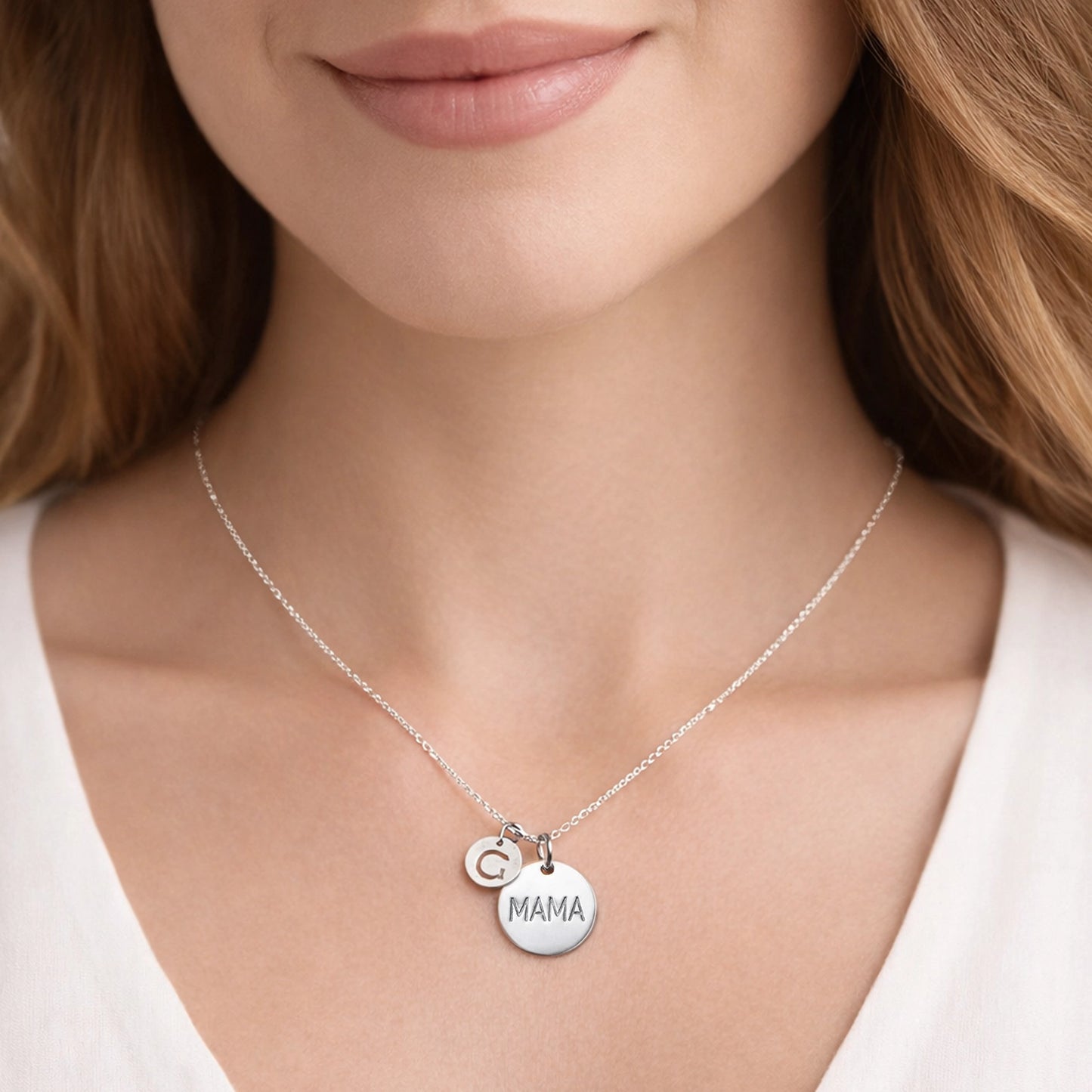 Collar redondo con dije grabado de la palabra "Mamá" y dije de inicial personalizado