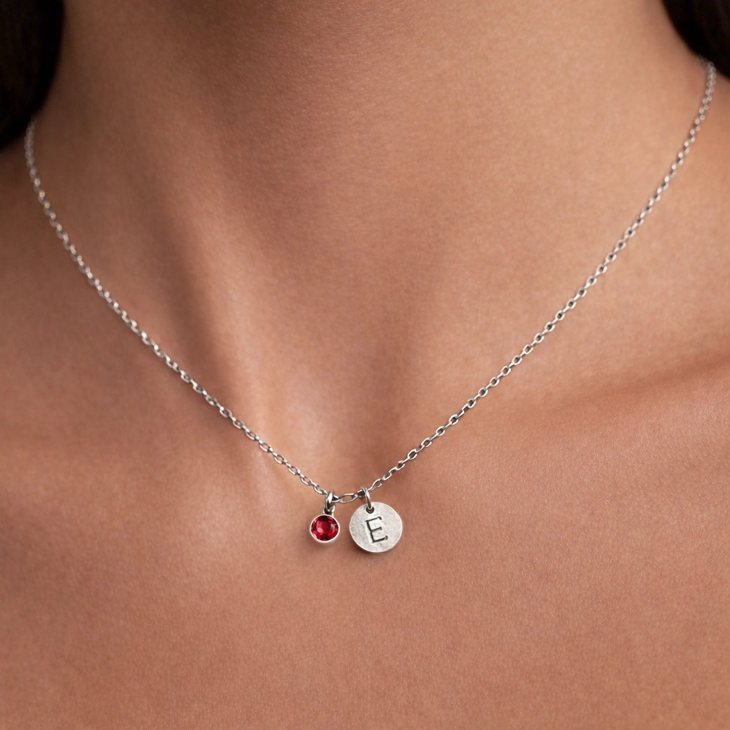 Collar solitario con piedra de nacimiento y dije de inicial redonda en plata de ley